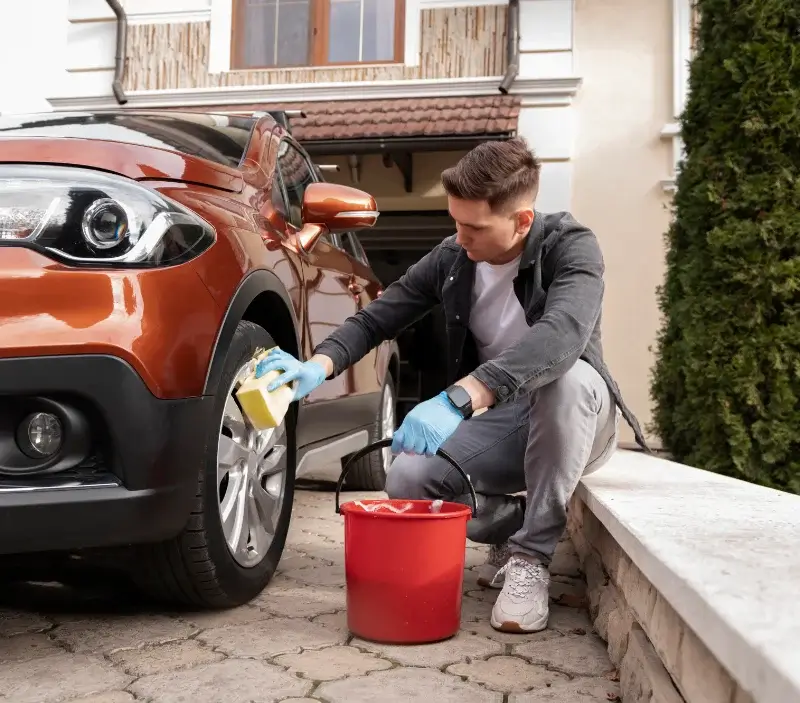 Lavage auto à domicile Montluel : professionnel intervenant sur un véhicule